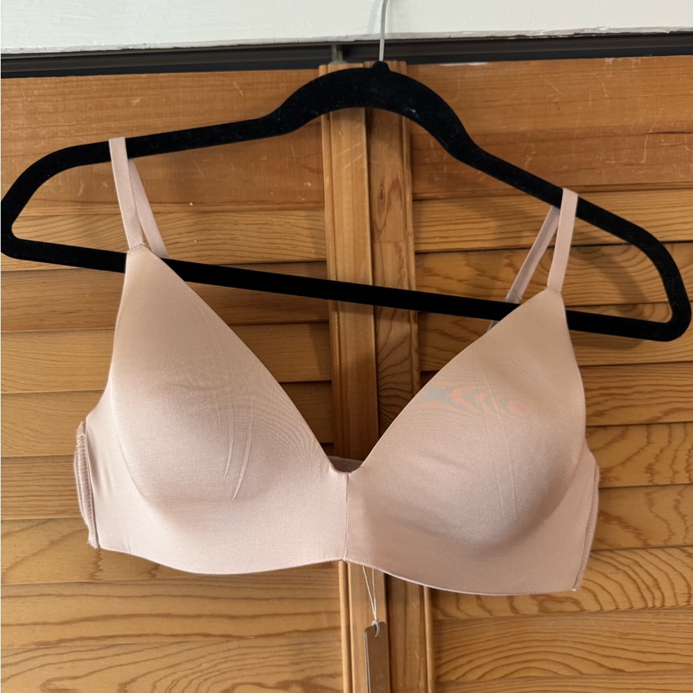 NWT: SKIMS Weightless Form Bra